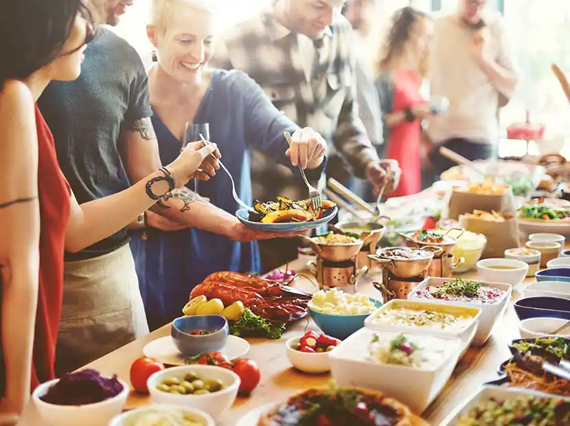 Gäste bedienen sich an einem Brunch-Buffet.