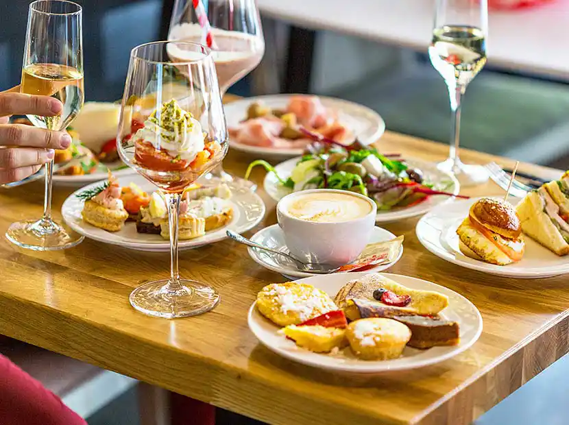 Toll angerichteter Brunch auf Holztisch.