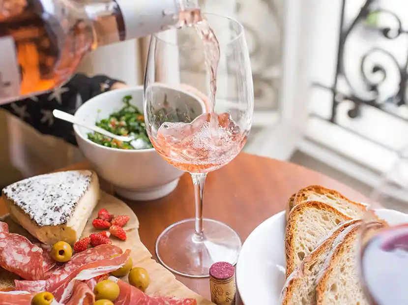 Tisch mit Antipasti und Wein.