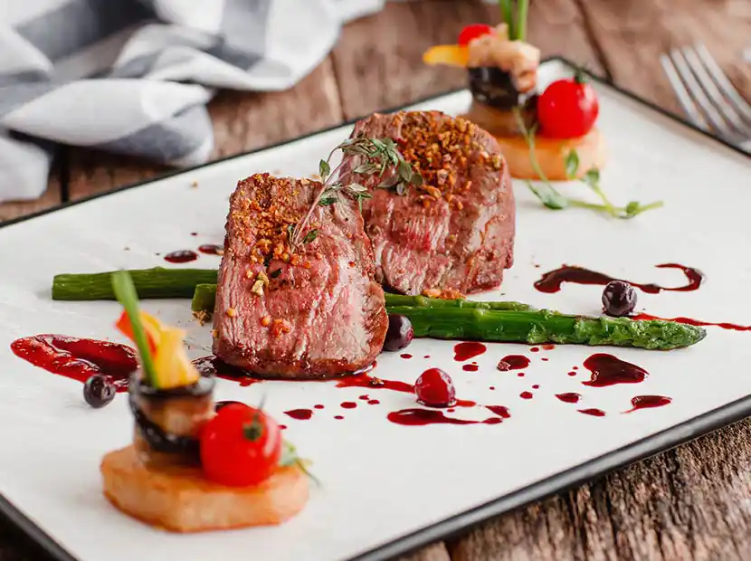 Teller mit Ochsenfilet an Spargel.