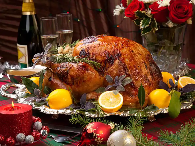 Servierplatte mit gebratener Gans und Weihnachtsdeko.