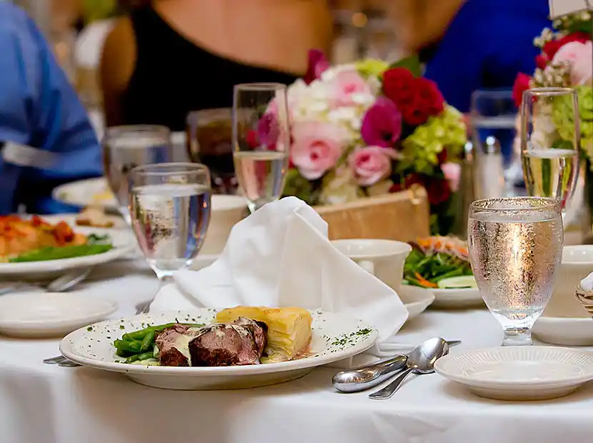 Schmackhaftes Hochzeitsmenü.