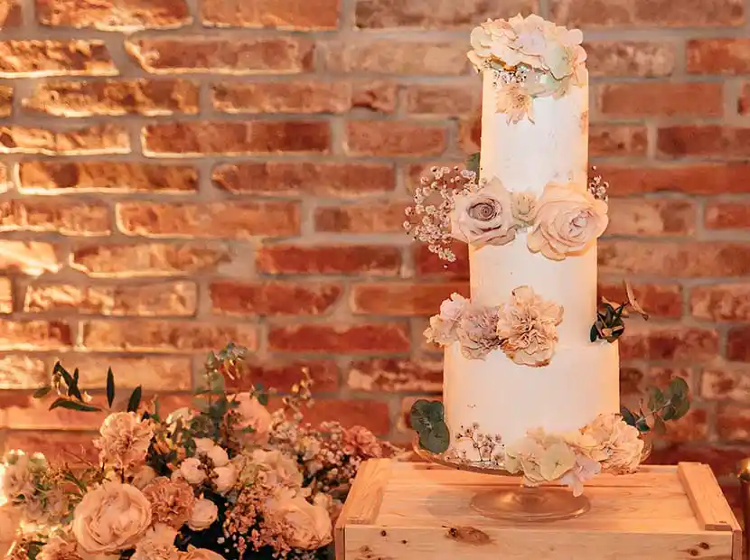 Bruch auf Holztisch angeordnet.