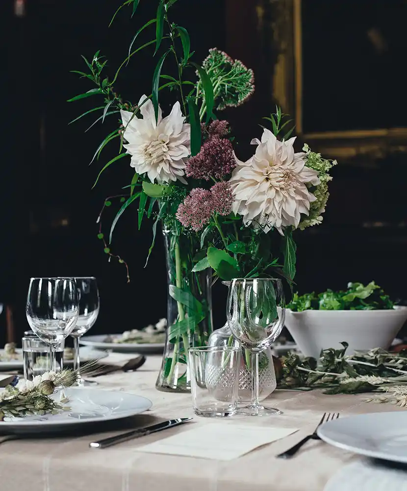 Festlicher Tisch mit Blumendekor.