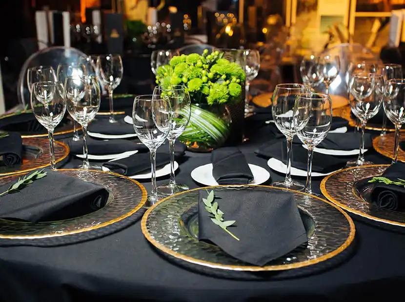 Fürstlich gedeckter Galadinner Tisch.