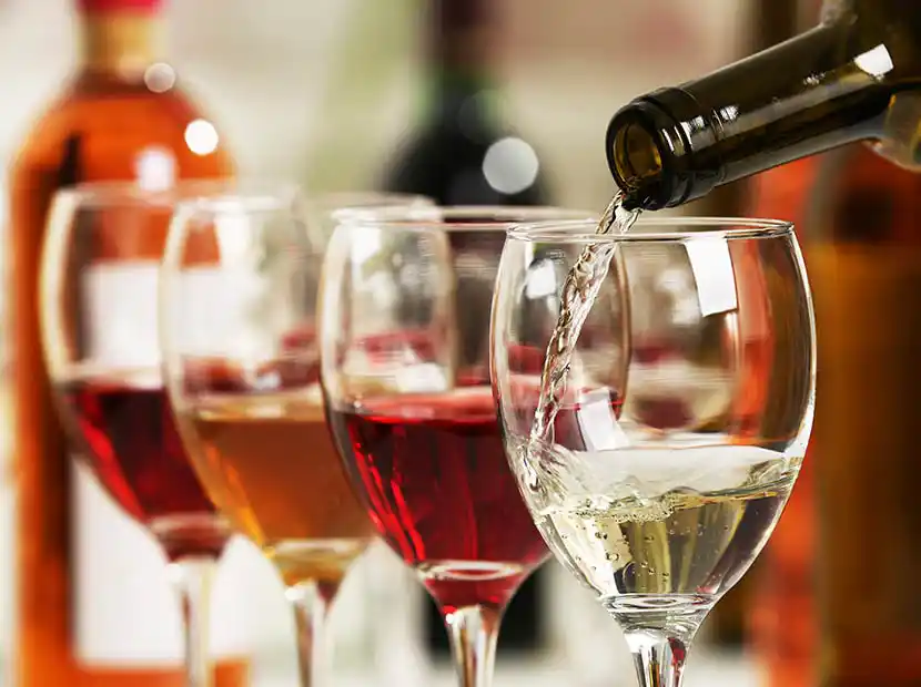 Weingläser mit Rotwein, Weißwein und Rosé.