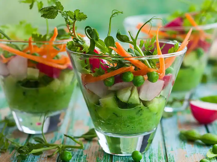 Grüne, kalte Suppe mit Salat.