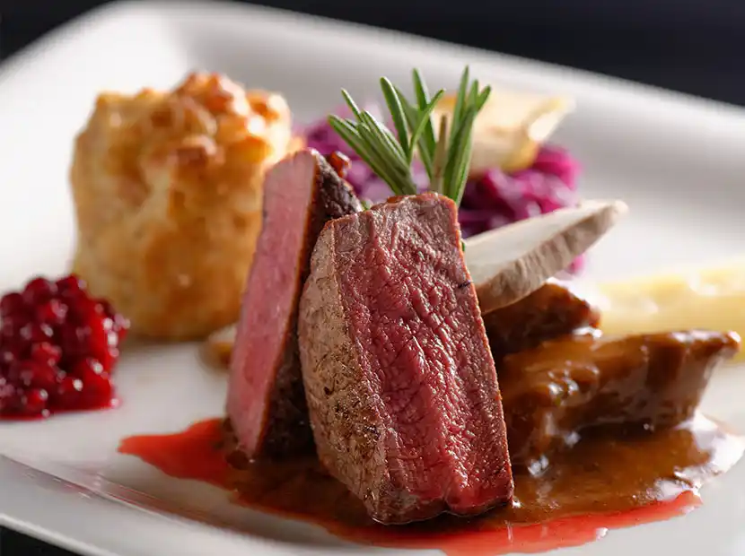 Teller mit Hirschbraten.