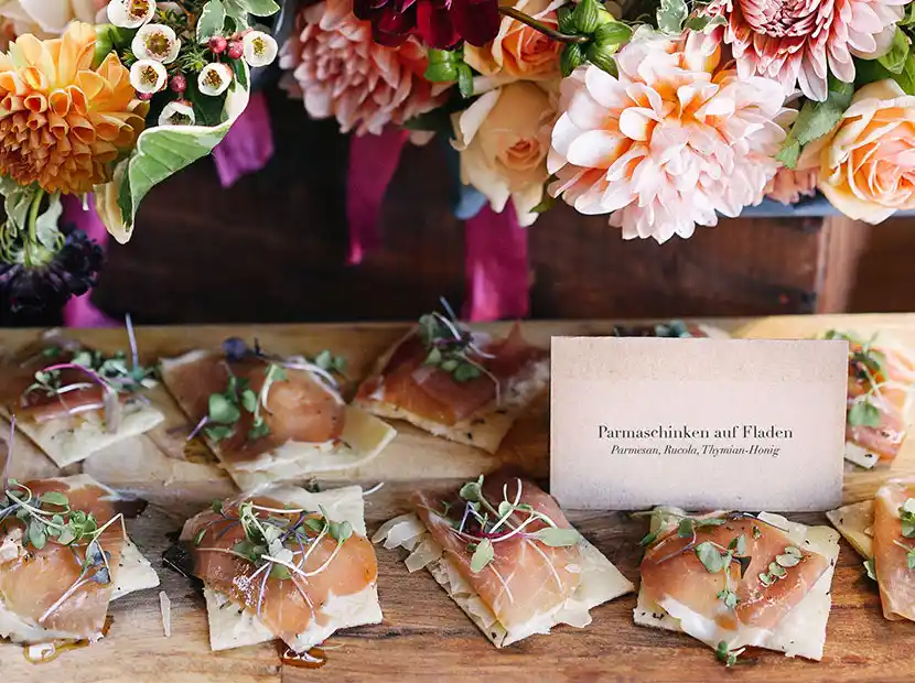 Fingerfood mit Blumendeko.