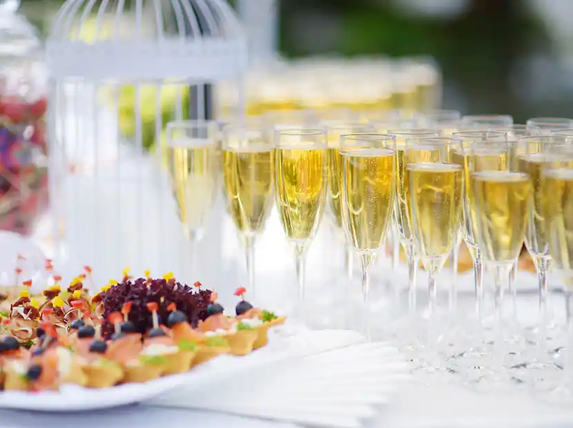 Mit Champagner gefüllte Sektgläser.