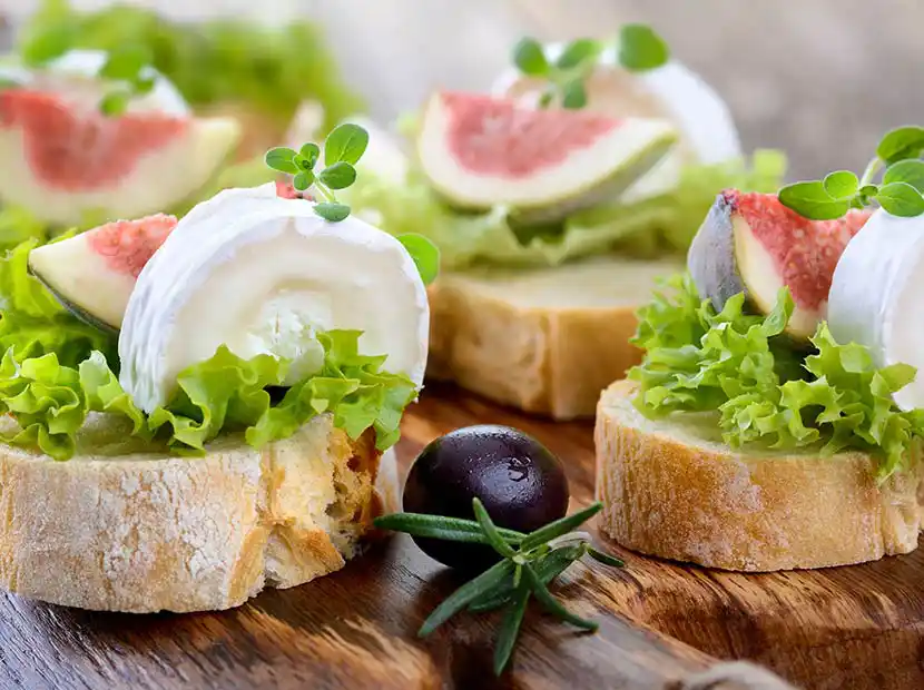 Feines Fingerfood wie Ziegenkäse mit Feigen auf Baguett.