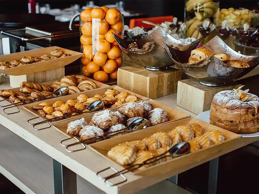 Tolles Frühstücksbuffet mit Gebäck.