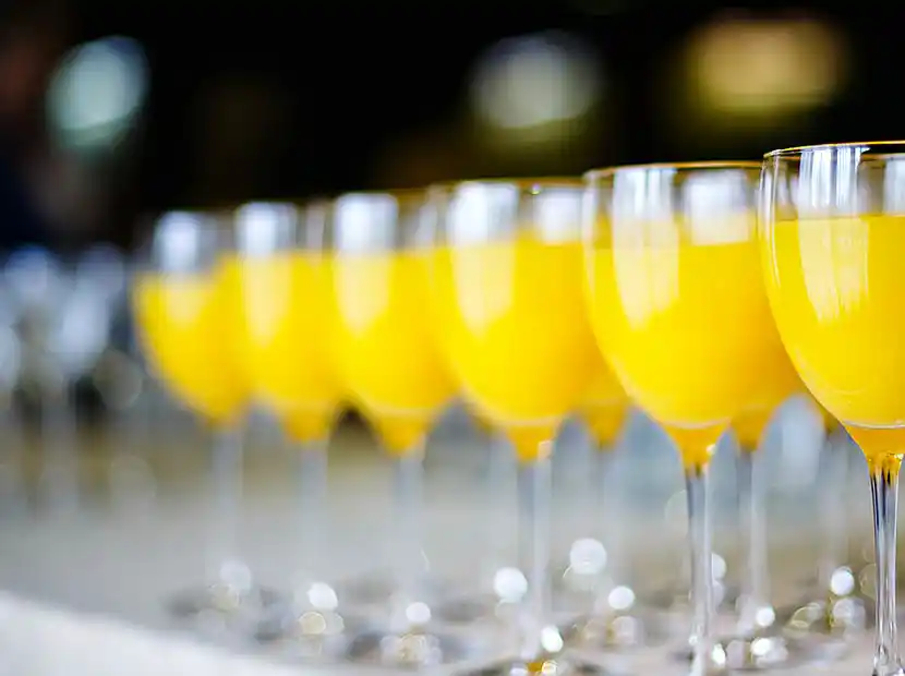 Gläser mit Orangensaft.