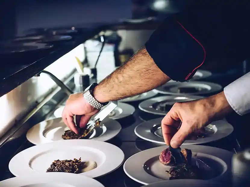 Live-Cooking-Station mit Koch am Messestand – Event Catering München.