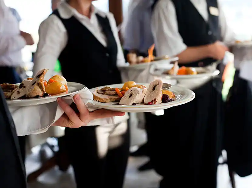 Service Personal beim Servieren.