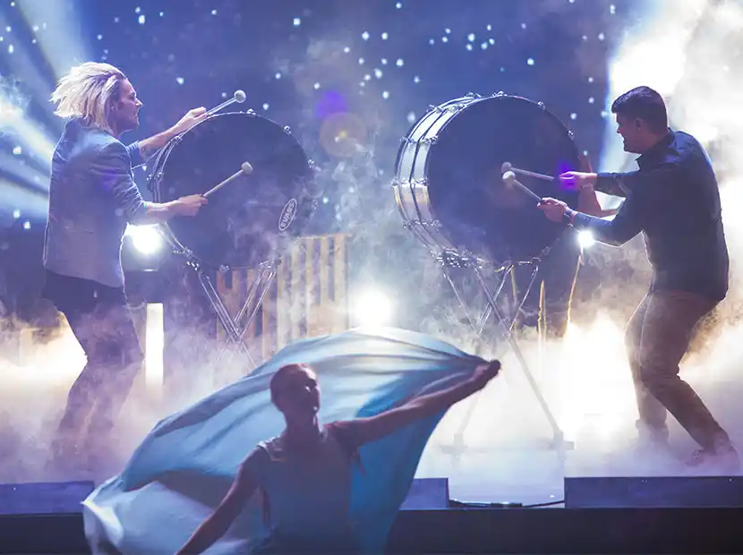 Bühne mit zwei Drummern.