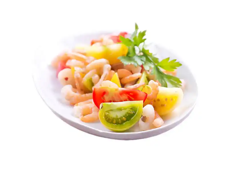 Von Da Baffo Catering München – Teller mit Shrimps und Tomatensalat.