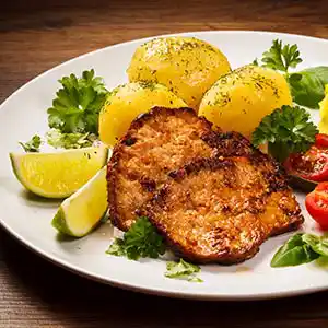 Teller mit Truthahnbrust und Salzkartoffeln.