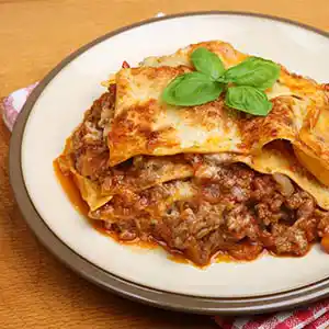 Teller mit Blattnudeln, Fleischsauce und Bechamel.