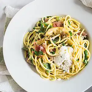 Teller mit Nudeln, Sardinen, Sardellen, und Fenchel.