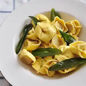 Teller mit Tortellini, Salbei und Buttersauce.