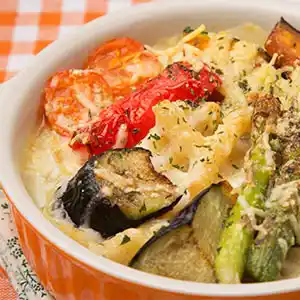 Teller mit verschiedenen Gemüsen und mit Käse überbacken.