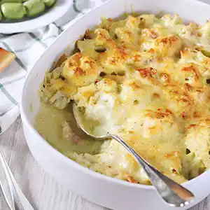 Teller mit Bluhmenkohl und mit Käse überbacken.