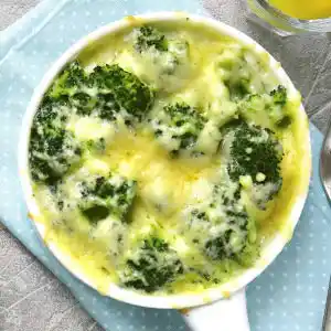 Teller mit Broccoli und mit Käse überbacken an Bechamelsauce.