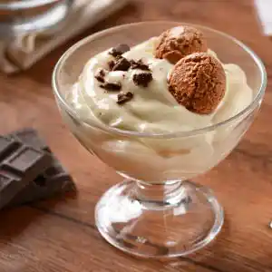 Teller mit Amaretti Crème und Schokoladensplitter.