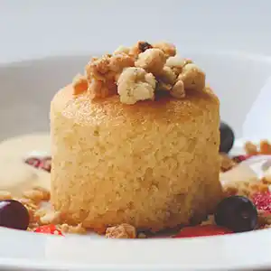 Haselnuss-Soufflé und Beeren an warmer Vanillesauce.