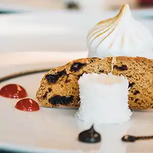 Original italienische Cantuccini mit Kokusrolle und Baiser.