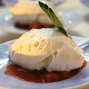 Topfenschaum Crème auf Erdbeerragout mit Minze.