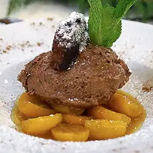 Lebkuchenmousse auf Kumquatskompott mit Minze.