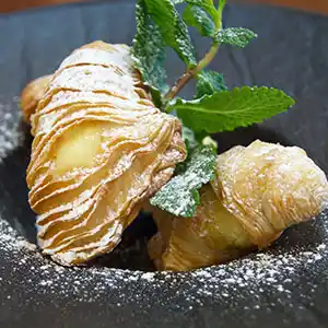 Aragostine - Blätterteighörnchen mit verschiedenen Füllungen.