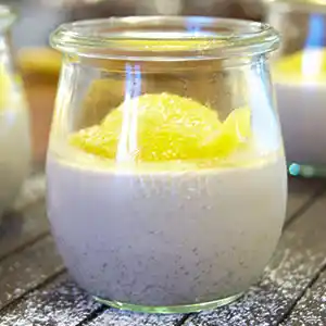 Amarettini-Crème mit Orangenragout im Weckglas.