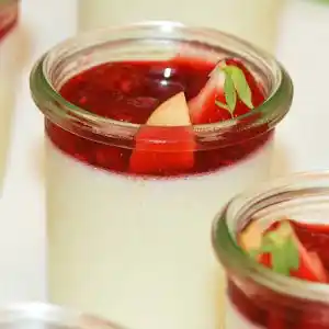 Panna Cotta im Glas mit Himbeer- und Erdbeerragout.