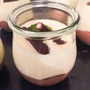 Dunkles und helles Schokomousse mit Schololaden-Marzipanstange.