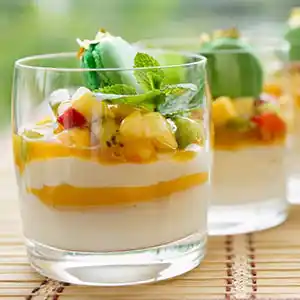 Sommerfrucht Joghurt-Dessert mit Mango-Kiwi Kompott.