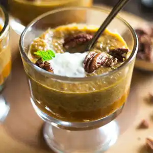 Passionsfrucht mit Kaffeecreme und Chiasamen.