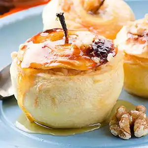 Gefüllter Bratapfel mit Nüssen, Marzipan und Preiselbeeren.