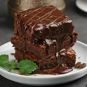 Original amerikanische Schoko-Brownies mit Schokosauce.