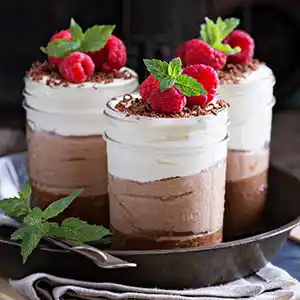 Dreierlei Schokoladenmousse mit Himbeeren.