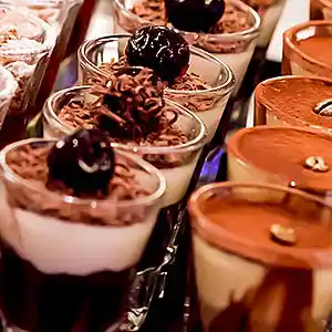 Capucchino Dessert und Espresso-Mascarpone-Crème im Glas.