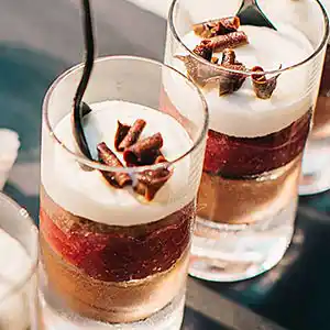 Schwarzwälder Kirschtorte im Glas mit Schokostreusel im Glas.