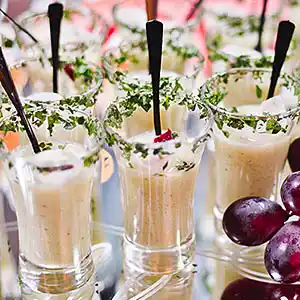 Litschi-Trauben-Kompott im Glas und Minzgarnitur.