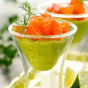 Geräucherter Lachs auf Avocado-Püree und Dill im Glas.