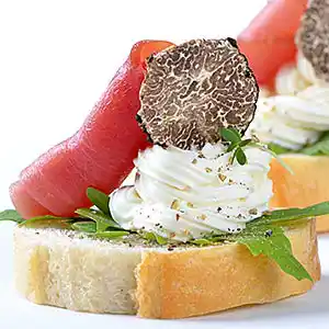Bresaola-Schinken auf Rucola-Weißbrot an Trüffel-Ricottacreme.
