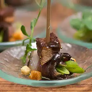 Bresaola Schinken und Rinderfilet gegrillt auf Frühlingsgemüse am Spieß.