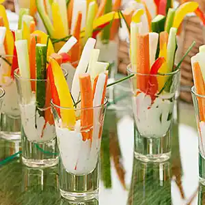 Gemüse-Stangen mit Joghurt-Knoblauch-Dip im Glas.
