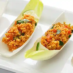 Couscous Gemüsesalat im Chicorée-Schiffchen.